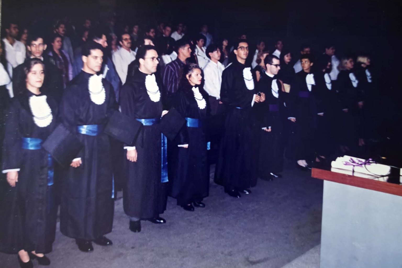 Primeira turma de formandos do curso de Arquivologia. Da esquerda para a direita: Cristiane, Júlio, Lamberto, Maria Cícera e Tarciso. 22 de dezembro de 2024. Acervo pessoal de Maria Cícera da Silva.