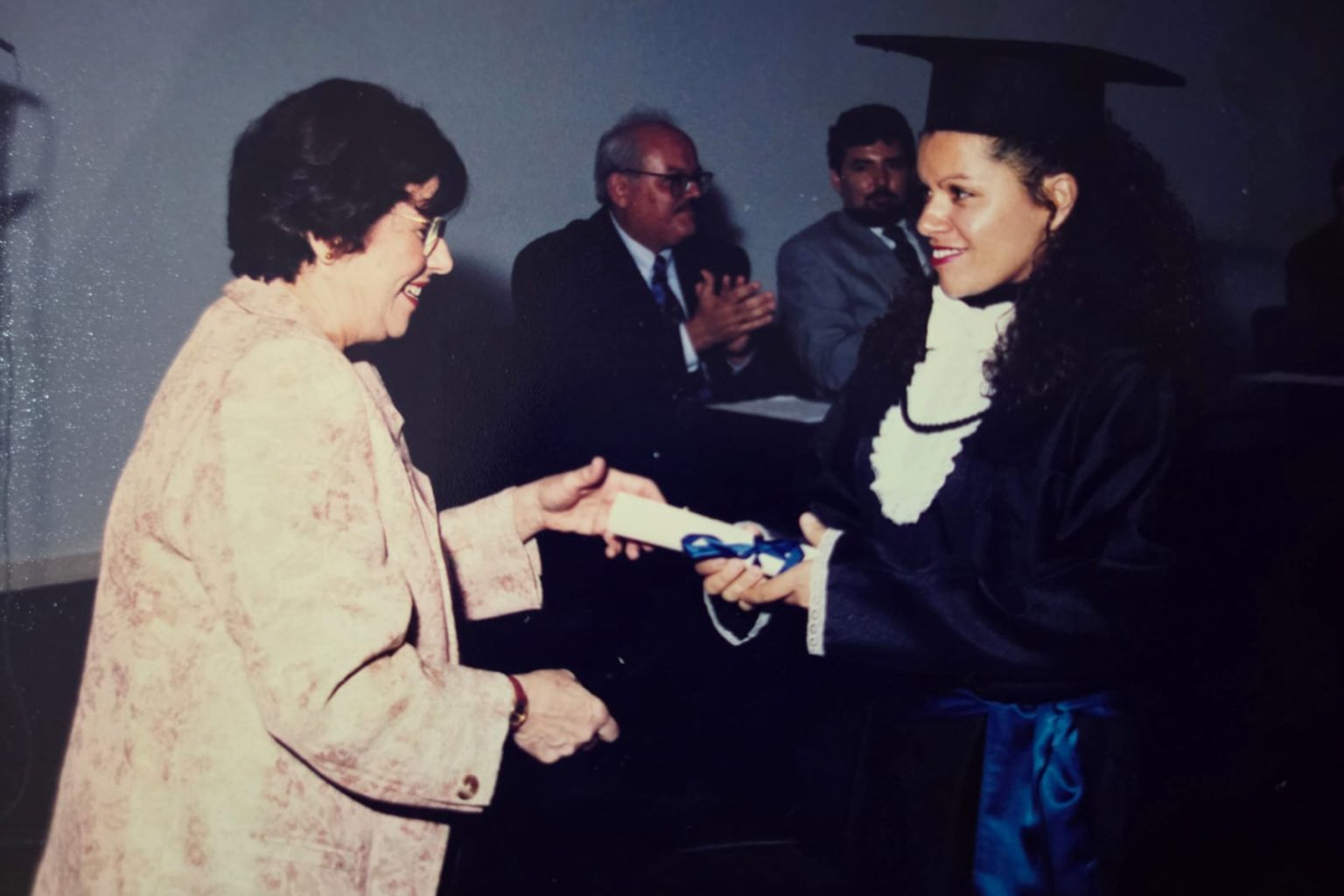 Formanda Maria Cícera recebendo o diploma da Profa. Heloisa Bellotto. Ao fundo, Prof. Luis Carlos Lopes. Acervo pessoal de Maria Cícera da Silva.