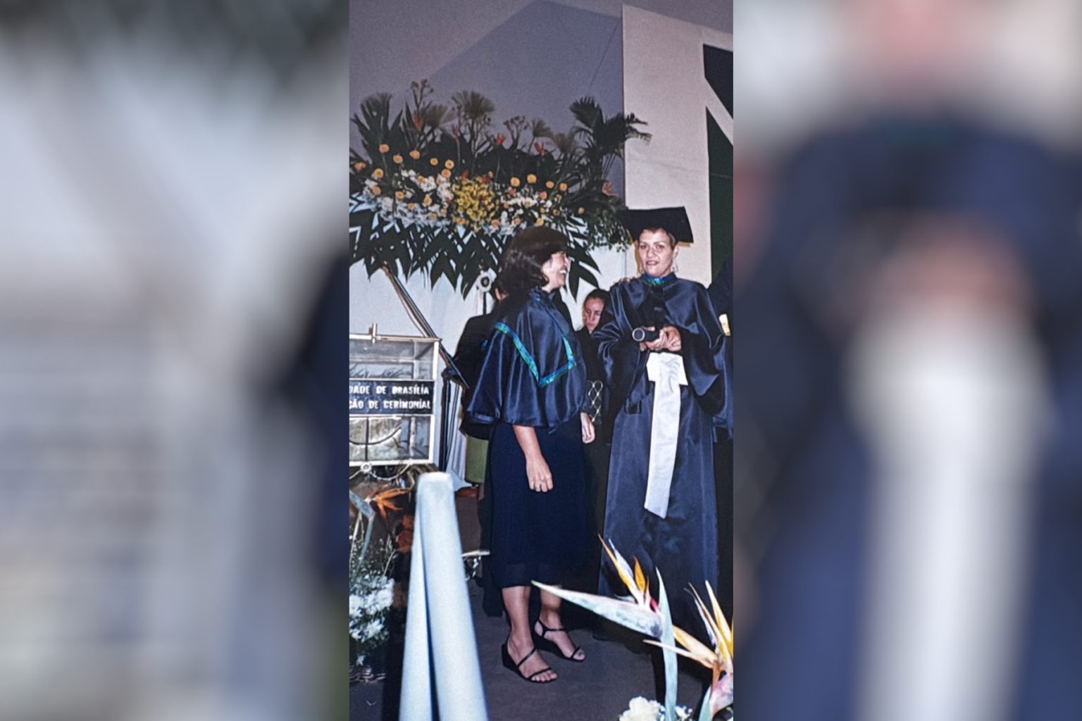 Profa. Eliane Braga, Paraninfa, e formanda Iracema Marinho. Turma 2/2001. Acervo pessoal de Iracema Marinho.