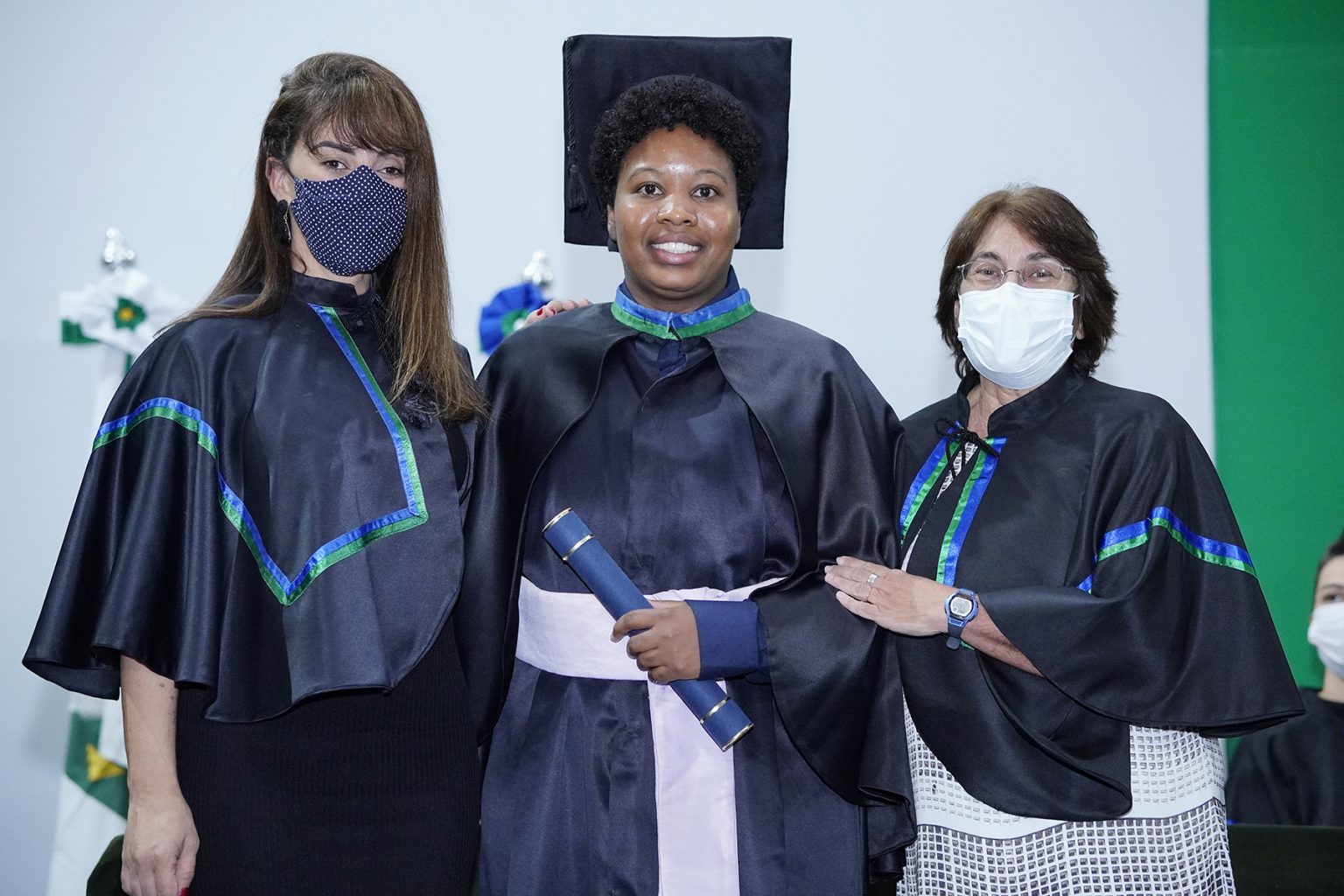 Profa. Angélica Marques, formanda Anna Clara Miranda e Profa. Eliane Oliveira. 2022. Acervo pessoal de Anna Clara Miranda.