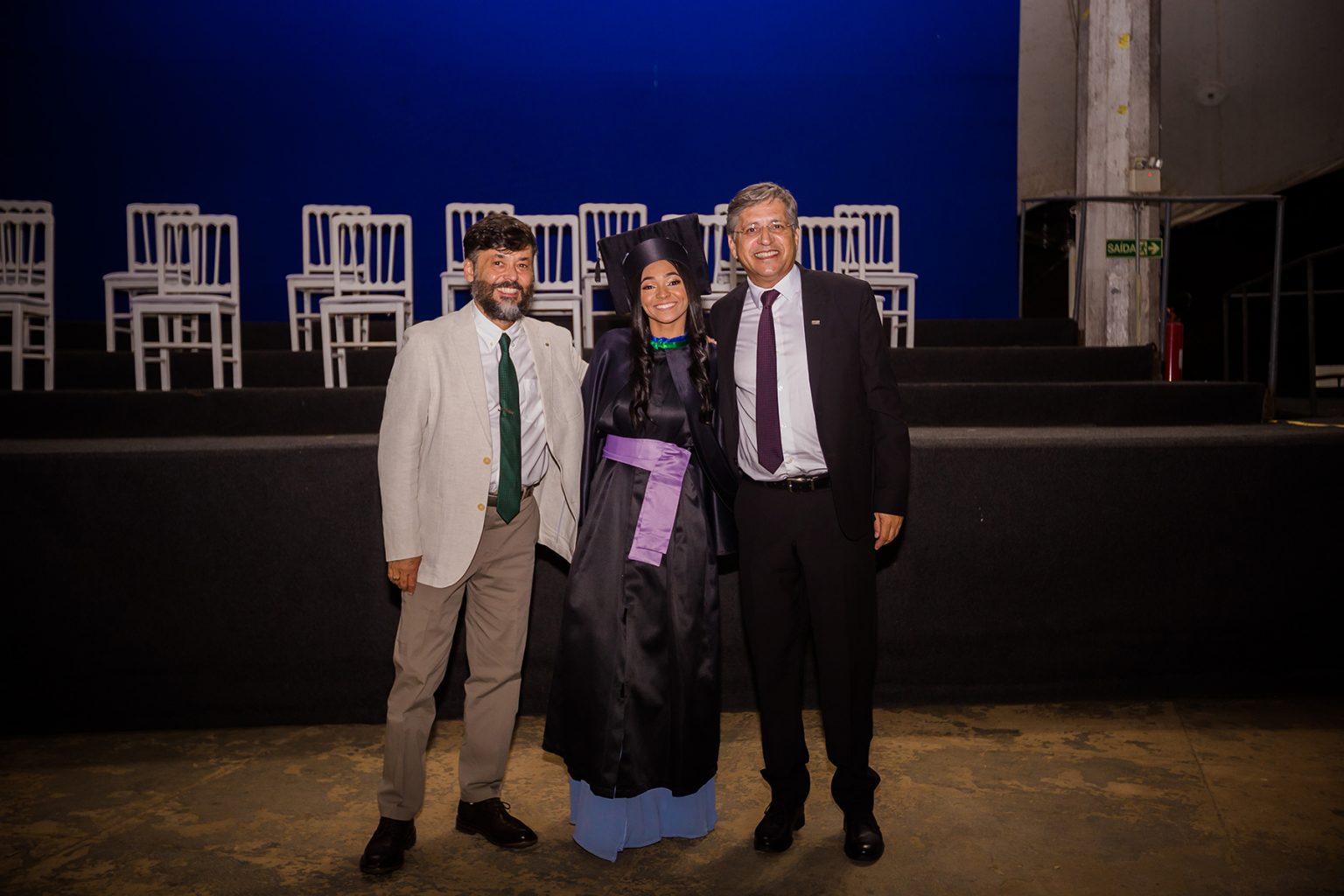 Formanda Caroline Alves Ferreira ladeada pelo Prof. Rogério Araújo e Prof. Renato Sousa. 3 maio 2023. Acervo pessoal de Caroline Alves Ferreira.
