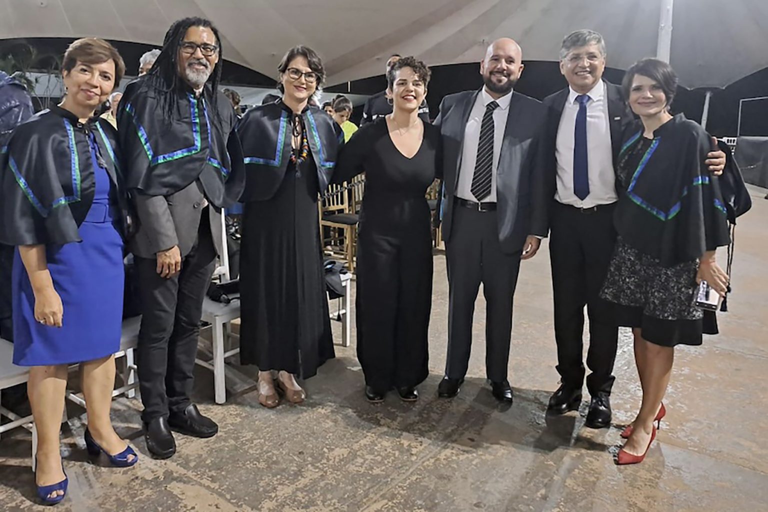 Docentes dos cursos de Arquivologia, Biblioteconomia e Museologia na formatura das Turmas 2/2023. 25 de março de 2024. Acervo pessoal de Shirley Franco.
