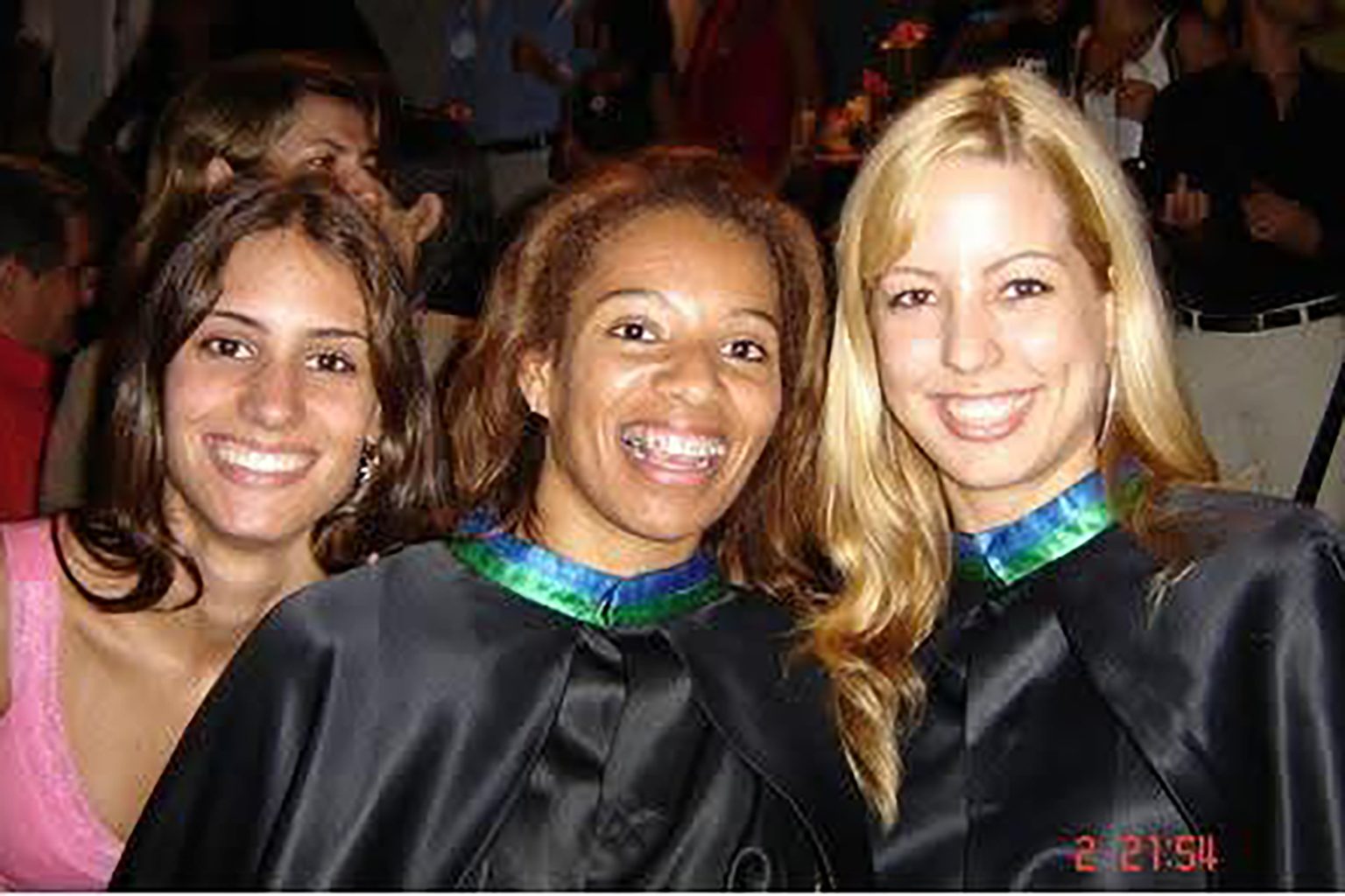 Formatura do 2º semestre de 2004. Da esquerda para a direita: Verônica Costa e as formandas Priscila Souza e Giselle Stein. Brasília, 2004. Acervo pessoal de Giselle Stein.