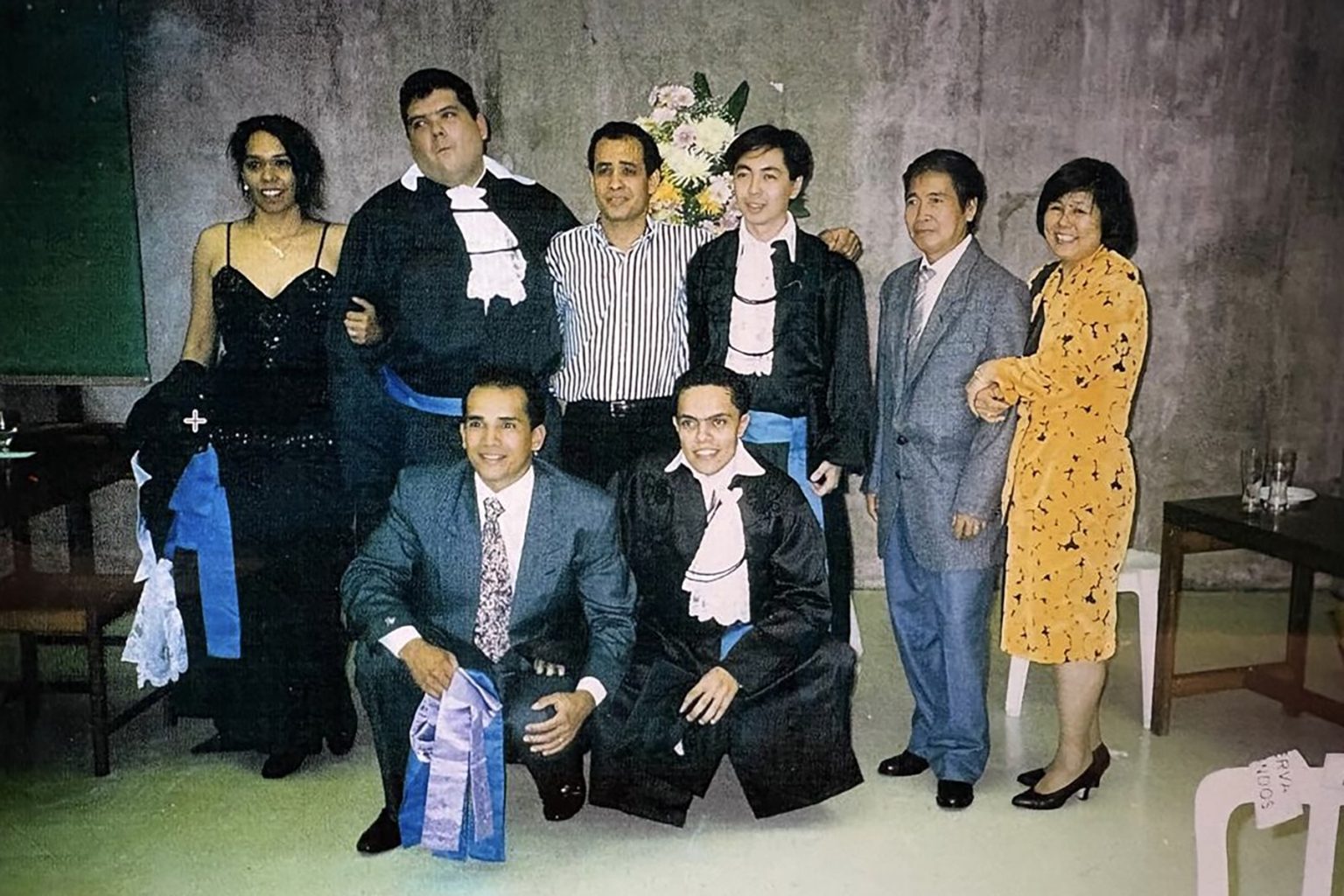 Formandos agachados Marcus e Ricardo; em pé, Lígia, José Adilson, Elke, Geraldo e seus pais. Turma 2/1995. Acervo pessoal de Vania Alheiro.
