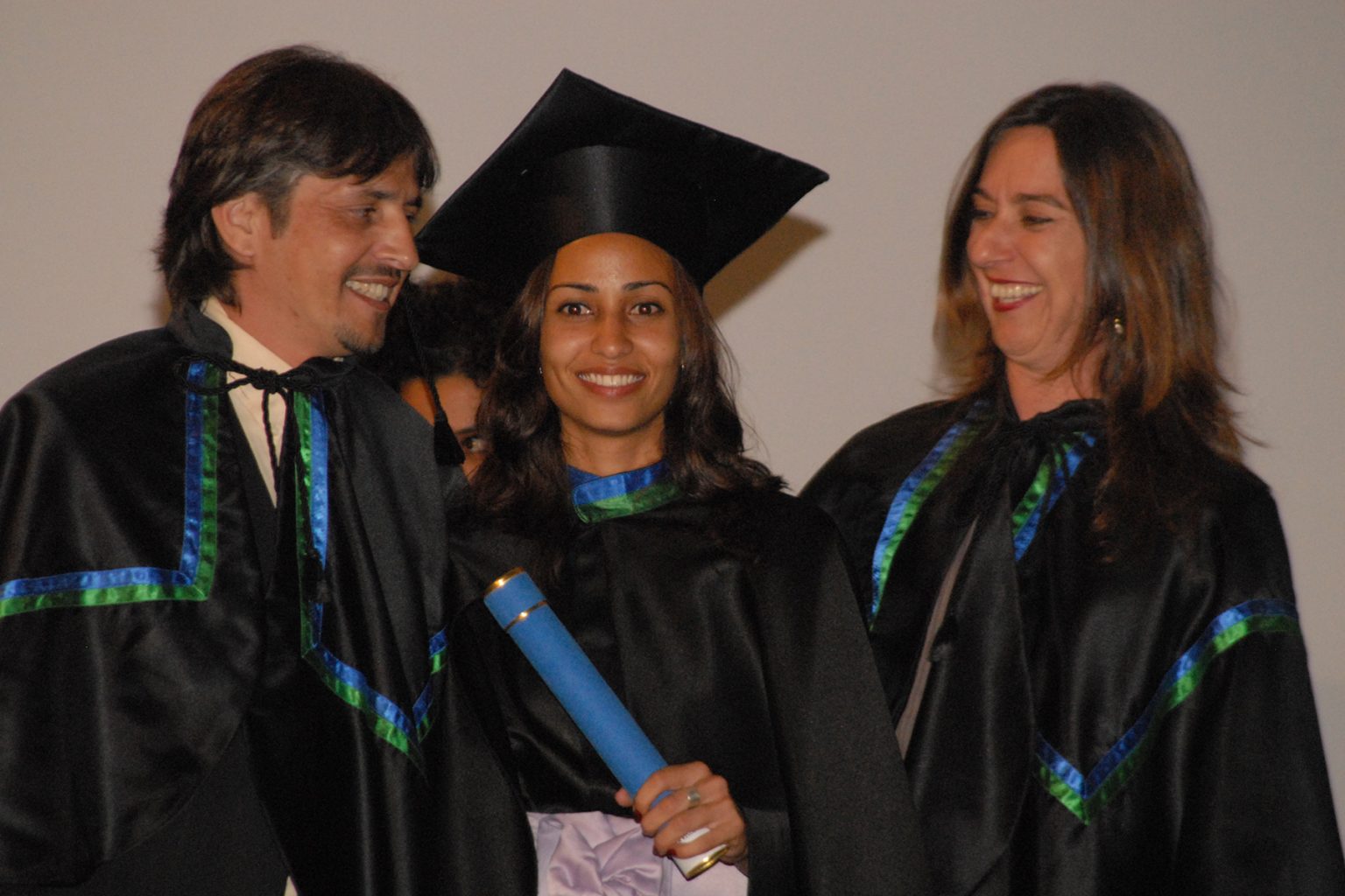 Colação de grau do curso de Arquivologia, Turma 1/2007, com Prof. Renato Sousa, Patrono, formanda Raquel Lisboa e Profa. Cynthia Roncaglio, Paraninfa. Acervo pessoal de Cynthia Roncaglio.