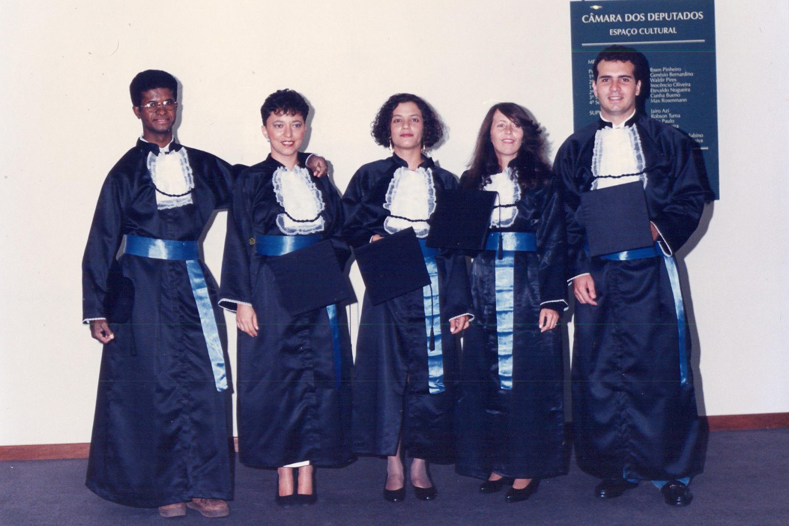 Formandos Vanderlei Santos, Jaqueline Ricarte, Laila Monaiar, Lourice Alves e Wadson Farias. Turma 1/1996. Acervo pessoal de Laila Monaiar.