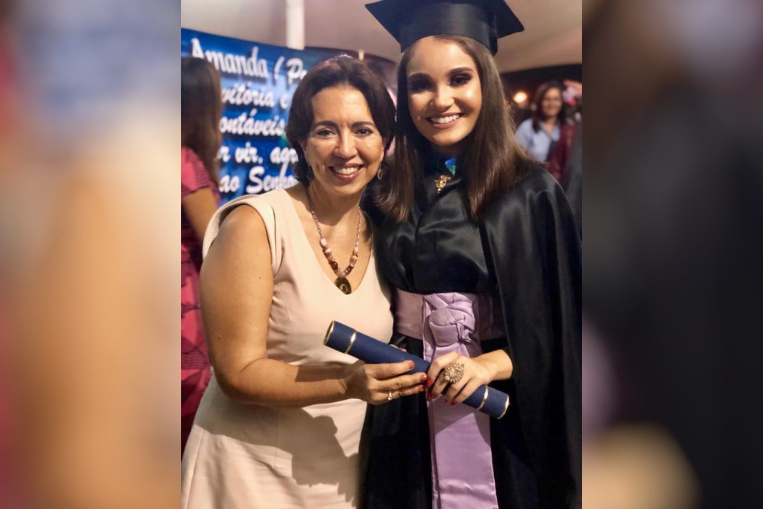 Colação de grau da Turma 1/2019. Profa. Katia Isabelli, Paraninfa e formanda Ana Luisa Ricci. Brasília, 2019. Acervo pessoal de Ana Luisa Ricci.
