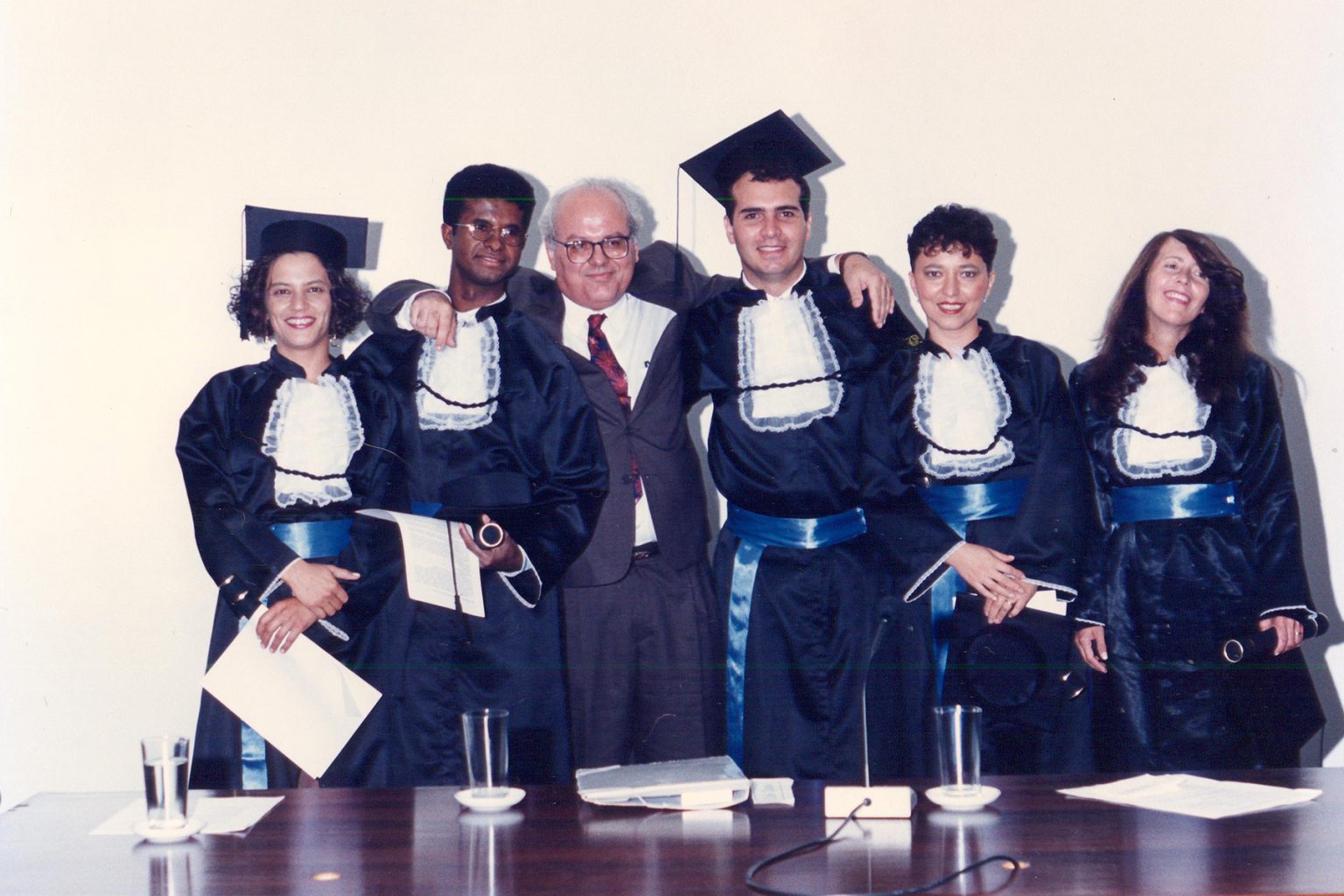 Formandos da Turma 1/1996 com Prof. Luis Carlos. Acervo pessoal de Laila Monaiar.