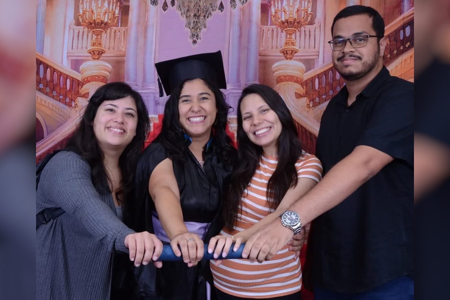 Formatura da Turma 2/2024. Da esquerda para a direita: Christiane Samarco, formanda Havena de Barros, Sara Alencar e Alisson Evangelista. Brasília, 26 de novembro de 2024. Acervo pessoal de Havena de Barros.