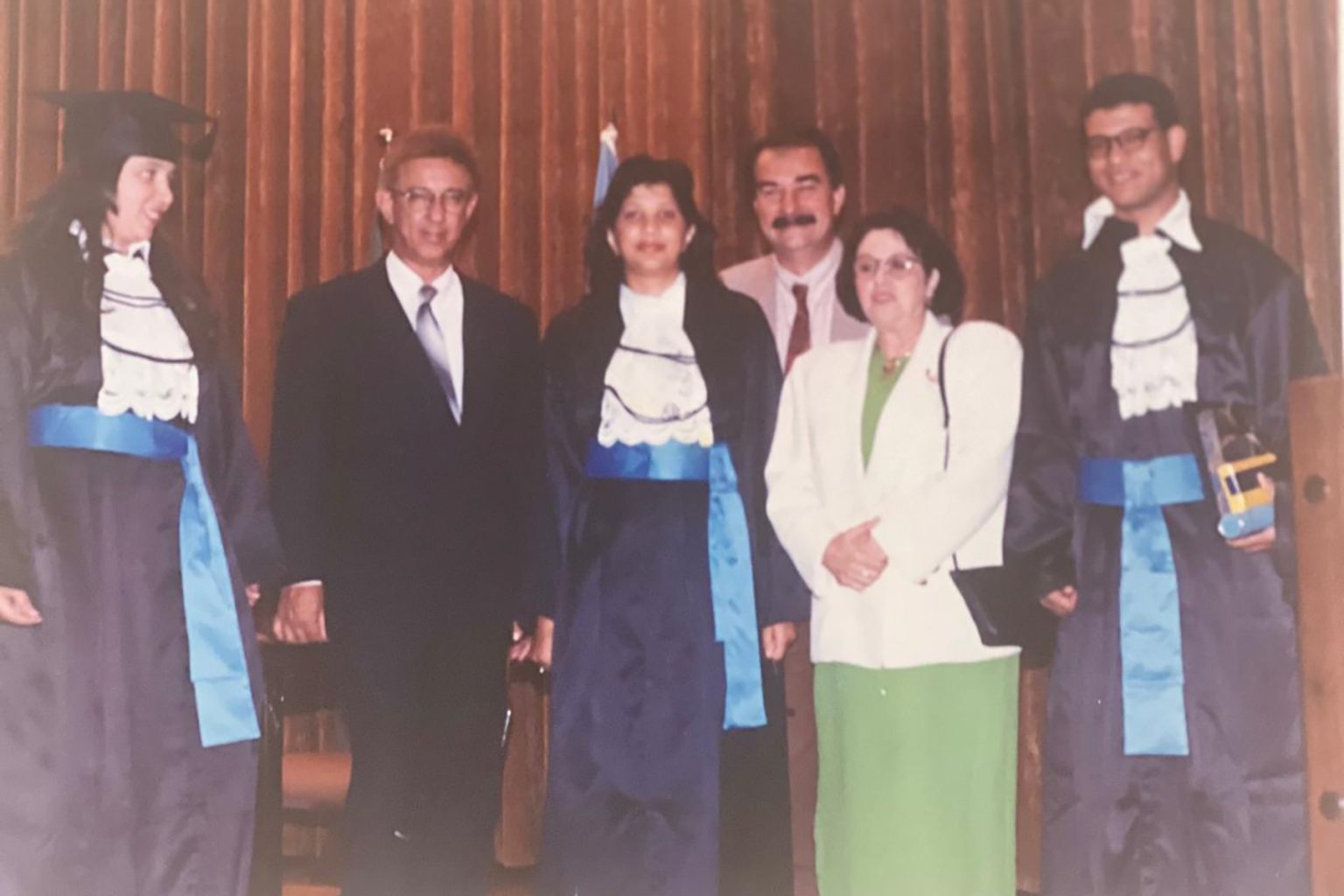 Formandos Vania, Margareth e Vanderlei com representante da FACE, Profa. Heloisa Bellotto, Paraninfa, e José Carlos Andreoli, Patrono da Turma 2/1996. Acervo pessoal de Margareth Bacelar.