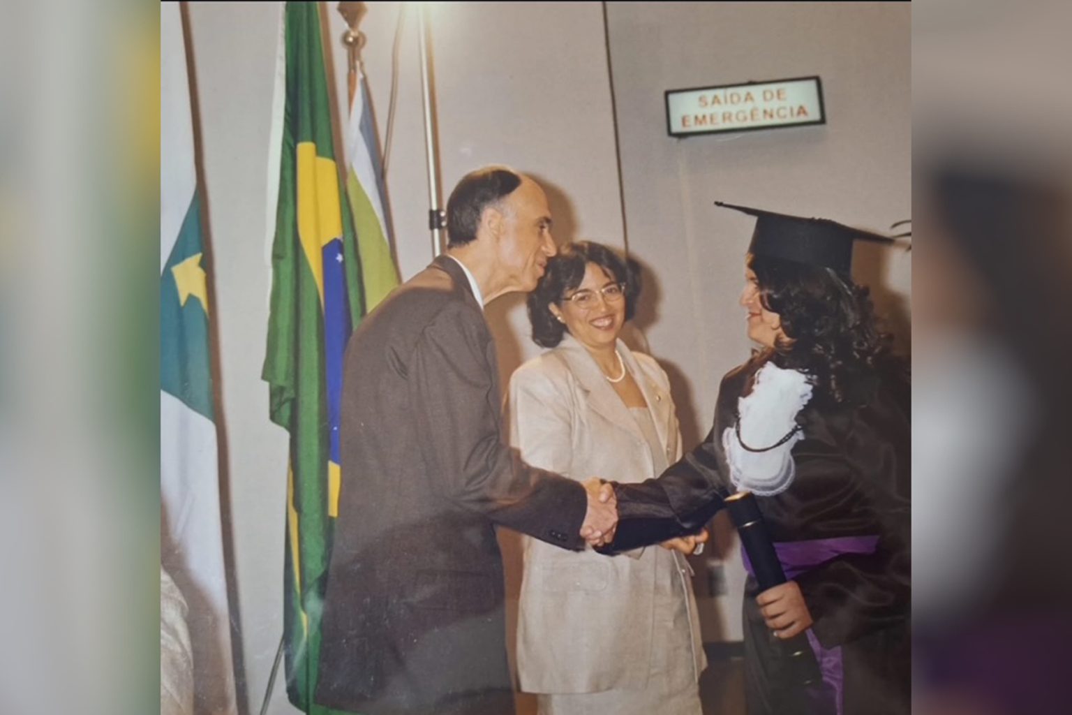 Formatura da turma do 1º semestre de 1997, realizada no dia 23 de julho de 1997. Marco Maciel, Vice-Presidente da República, Patrono da turma, Profa. Katia Isabelli, Paraninfa, e Zila Silva, formanda. Acervo pessoal de Zila Silva.