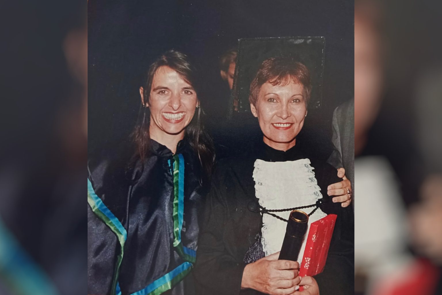 Formatura da Turma 2/1999, realizada no dia 28 de janeiro de 2000. Profa. Rosane Montiel, Paraninfa da turma, com a formanda Maria José de Moraes. Acervo pessoal de Maria José de Moraes.