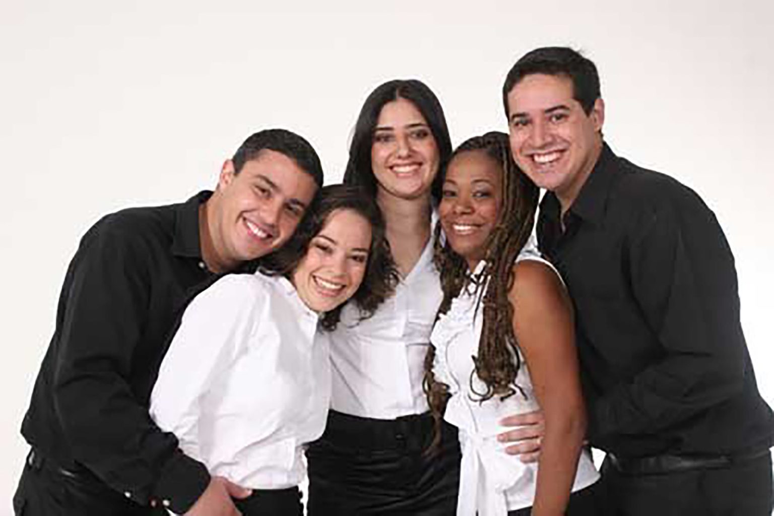 Formandos da Turma 2/2008 para foto do convite do Baile de Formatura Da esquerda para a direita: Marcus Reino, Laiane Ernesto, Raqueline de Jesus, Ana Clara Silva, André Luiz Araújo. 2009. Acervo pessoal de Ana Clara Silva.