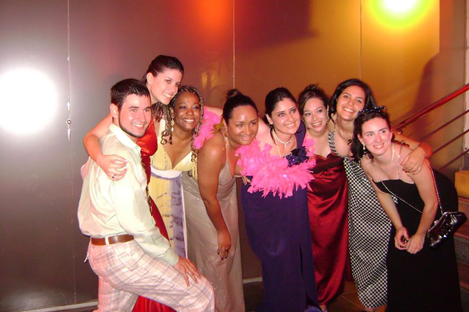 Baile de Formatura da Turma 2/2008. Da esquerda para a direita: Frederico Caetano de Abreu, Débora Mendes, Ana Clara Silva, Elisabeth Assis, Raqueline de Jesus, Laiane Ernesto, Adriana Oliveira. 11/07/2009. Acervo pessoal de Ana Clara Silva.