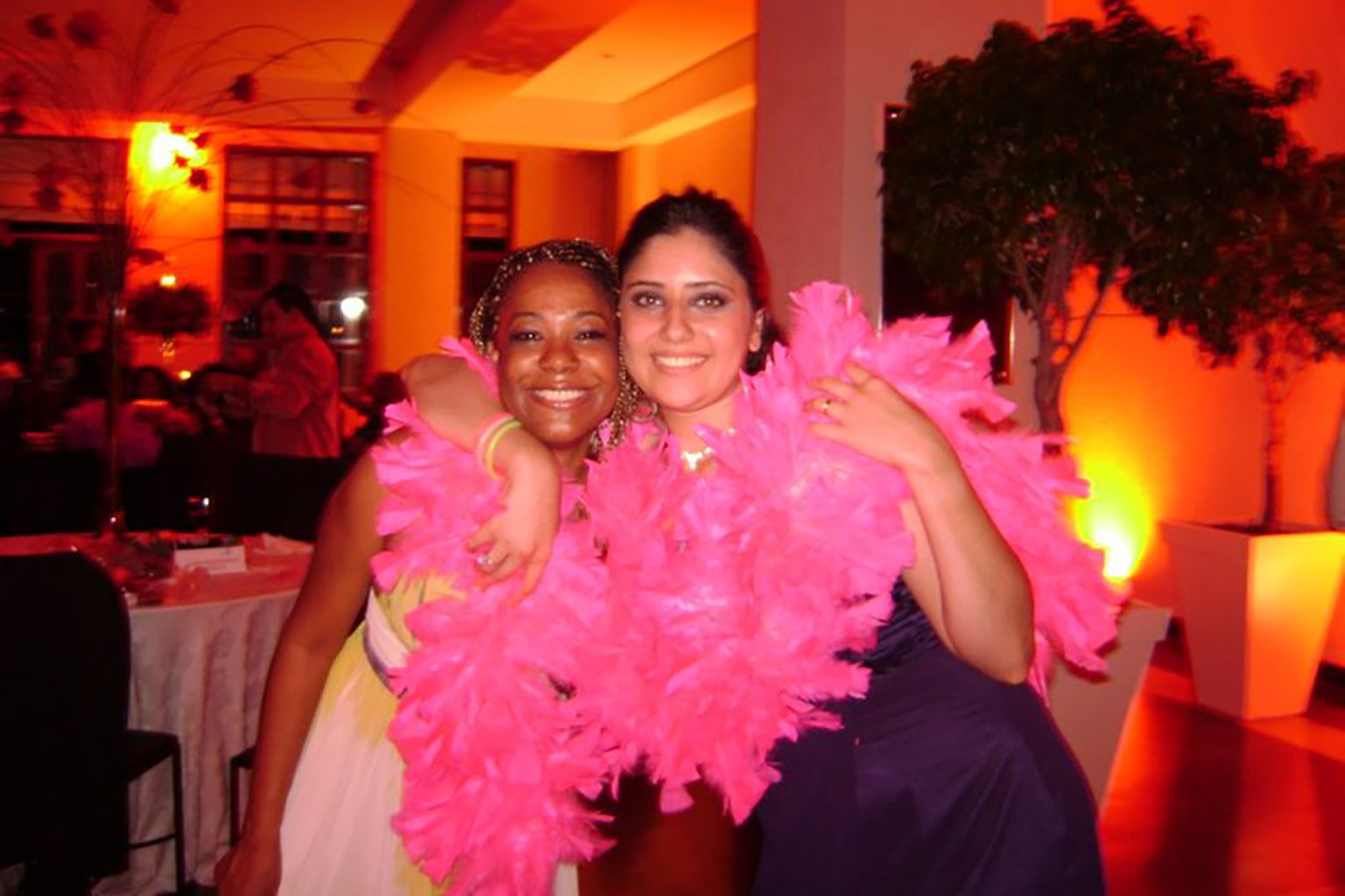 Baile de Formatura da Turma 2/2008. Formandas Ana Clara Silva e Raqueline de Jesus. 11/07/2009. Acervo pessoal de Ana Clara Silva.